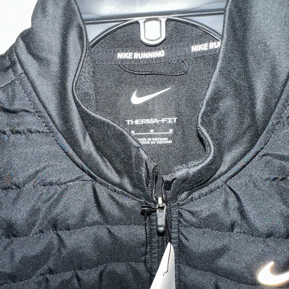 Get your hands on this Nike Sleeveless Thermal Wear—ideal - Picture 2 of 4